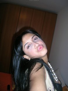 Молодая латинка делает парню домашний минет